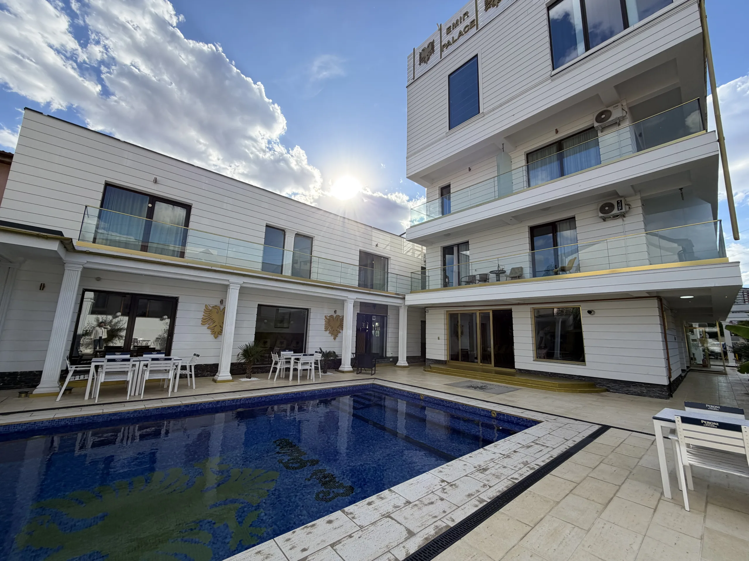 Hotel de închiriat, 14 unități de cazare, restaurant, piscină și bucăt